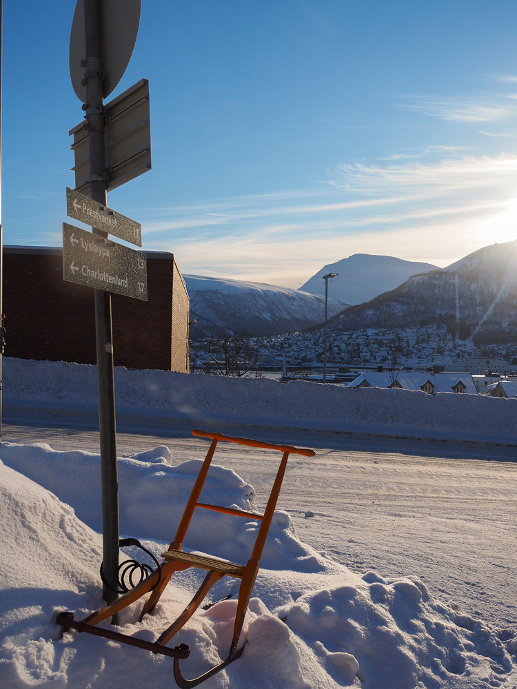 Schneeschlitten am Wegesrand in Tromsö im Winter