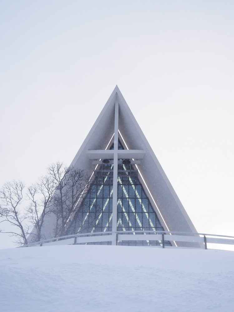 die Eismeerkathedrale in Tromsö im Schnee