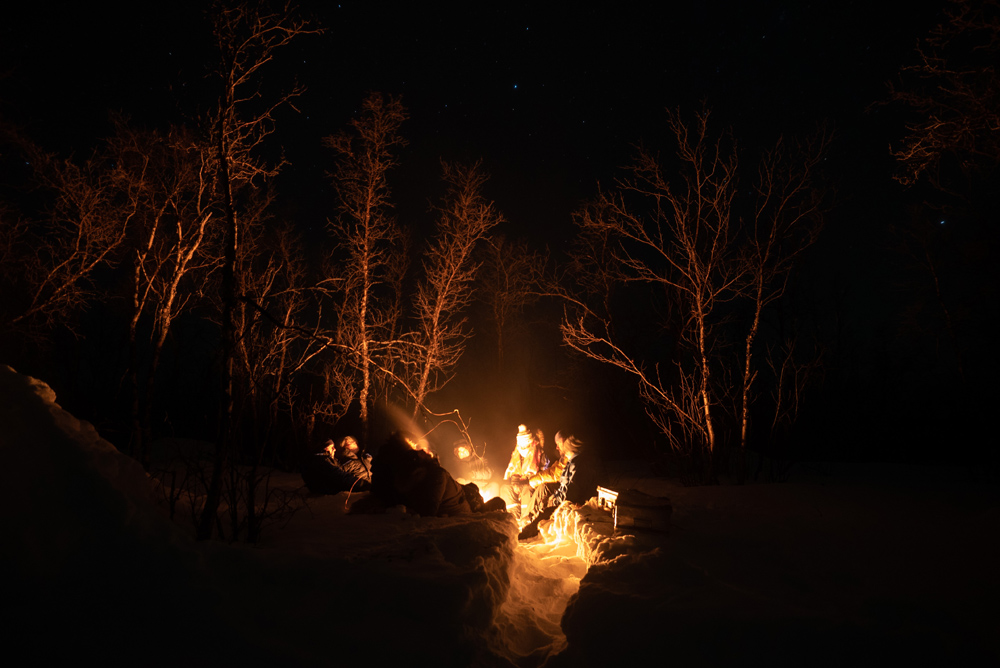 Lagerfeuer bei Nordlichter Tour in Tromsö in Norwegen im Winter
