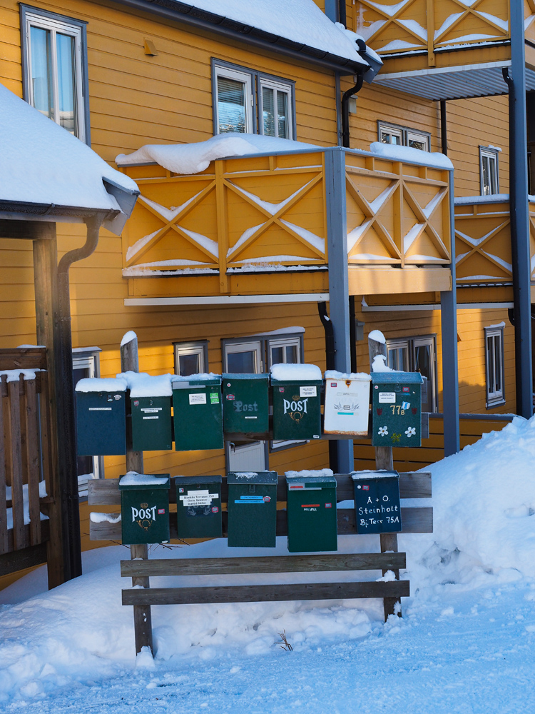 Von Schnee bedeckte Briefkästen als schönes Fotomotiv im winterlichen Tromsö bei einem entspannten Spaziergang  im Winter