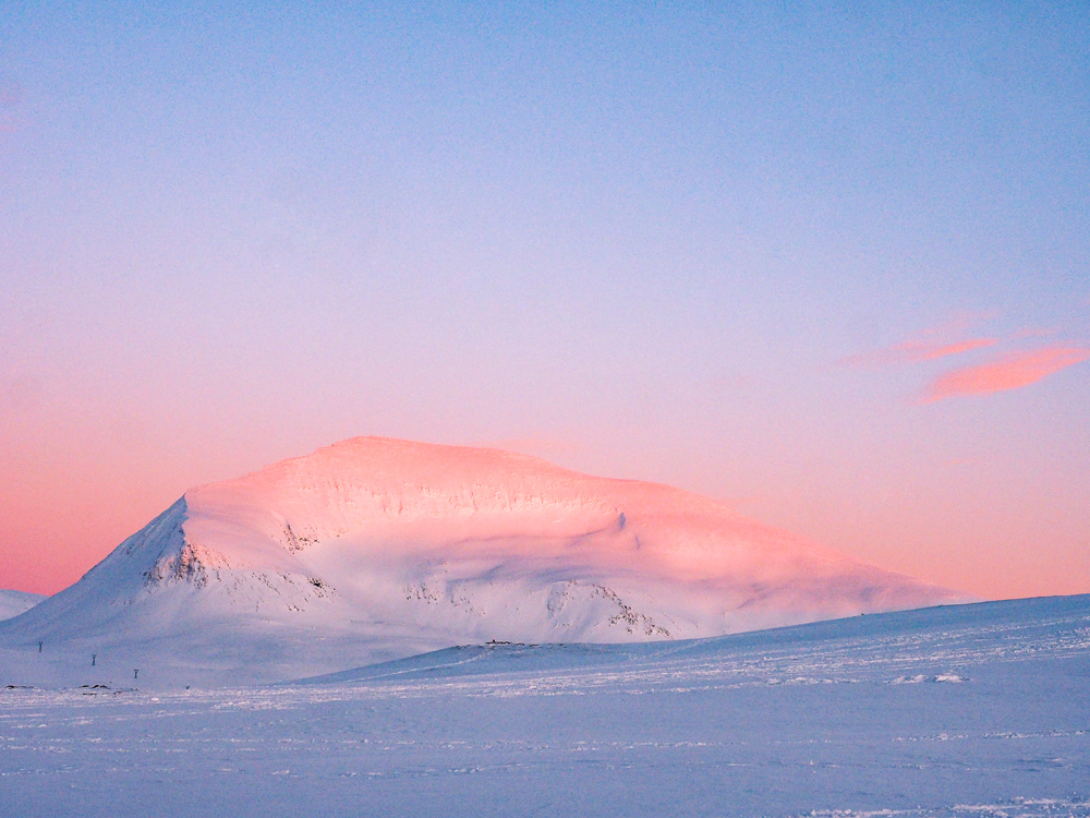 Sonnenuntergang im Winter auf dem Berg Storsteinen in Tromsö in Norwegen