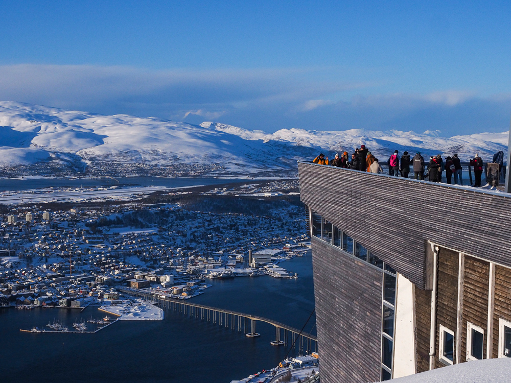 Winterpanorama Tromso vom Hausberg Storsteinen mit verschneiter Landschaft