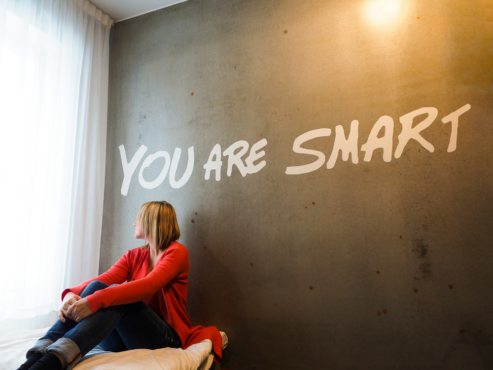 Alleinreisende im Zimmer des Smart Hotels in Tromsö im Winter