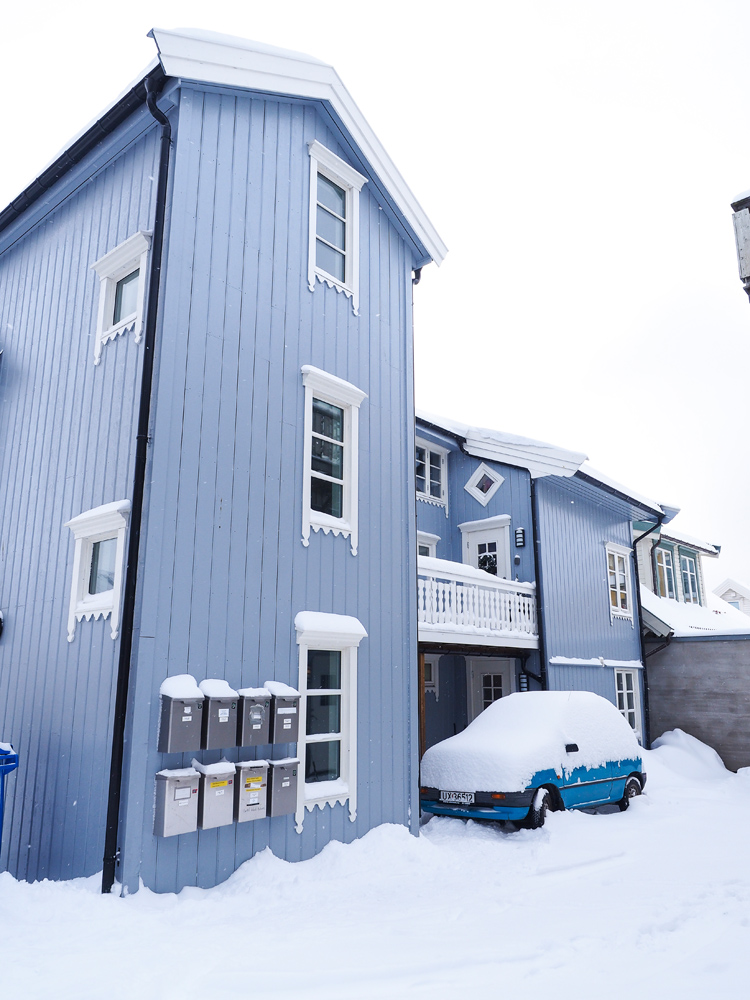 Typisches Haus im winterlichen Tromsö während einer entspannten Solo-Reise 