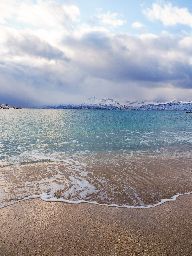 Winterlandschaft am eisigen Meer außerhalb von Tromsö im Winter während einer Tagestour