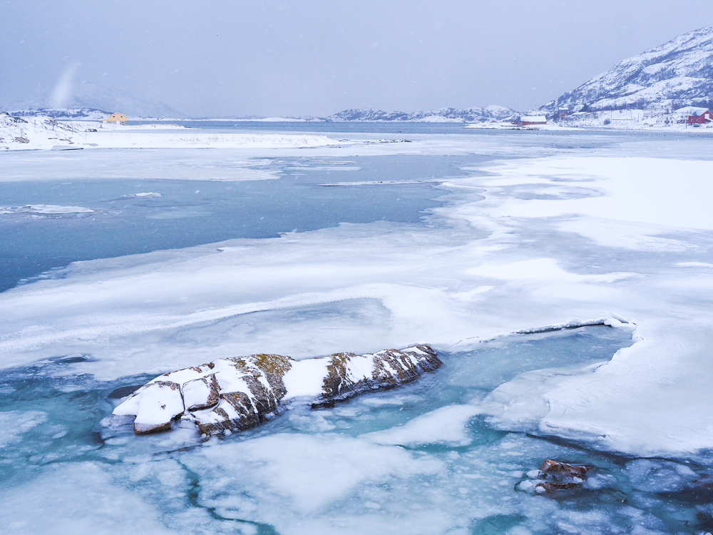 Winterlandschaft am Meer außerhalb von Tromsö im Winter