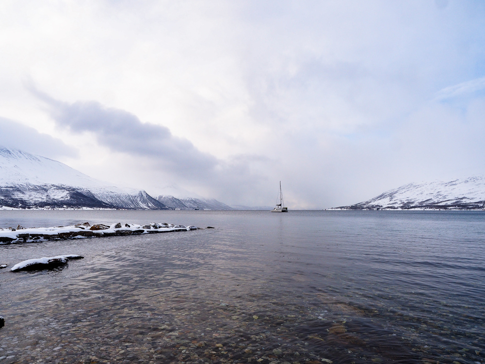 Winterlandschaft in Tromso mit verschneiten Bergen, Fjorden und Ruhe der Natur