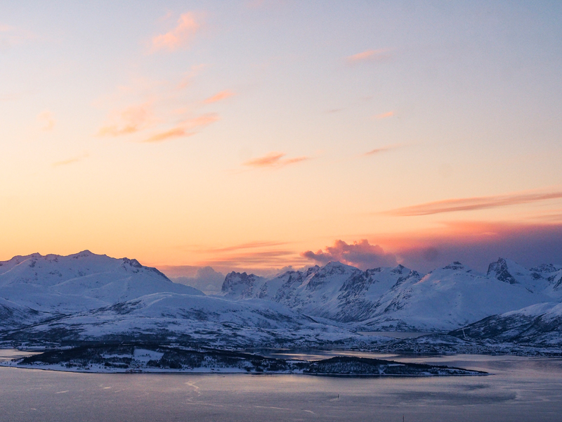 verschneite Landschaft außerhalb von Tromsö im Winter zum Sonnenuntergang bei einem Slow Travel Urlaub
