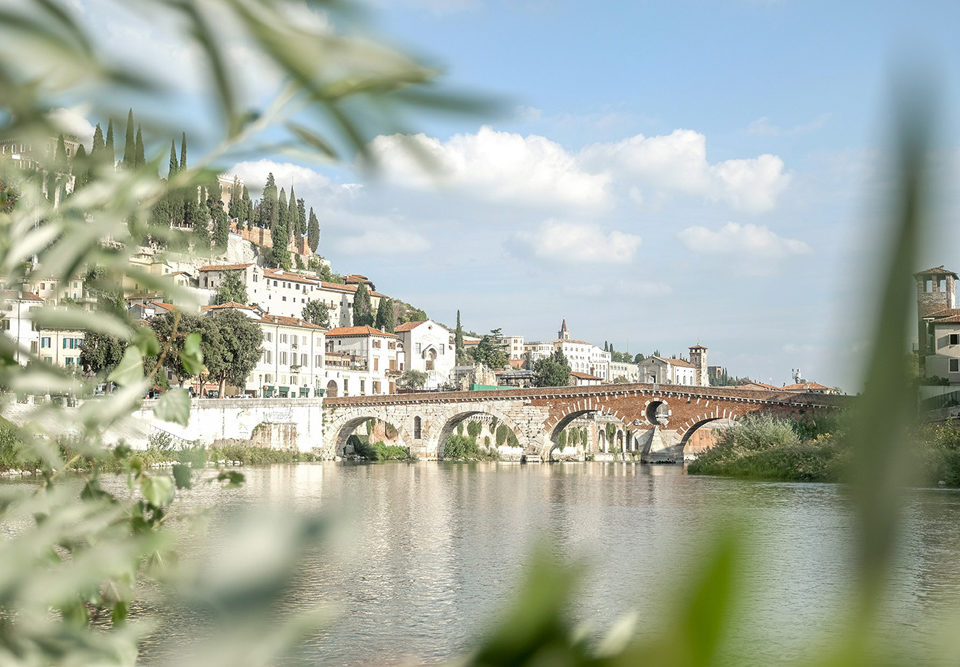 Blick auf die Ponte Pietra und die Etsch in Verona