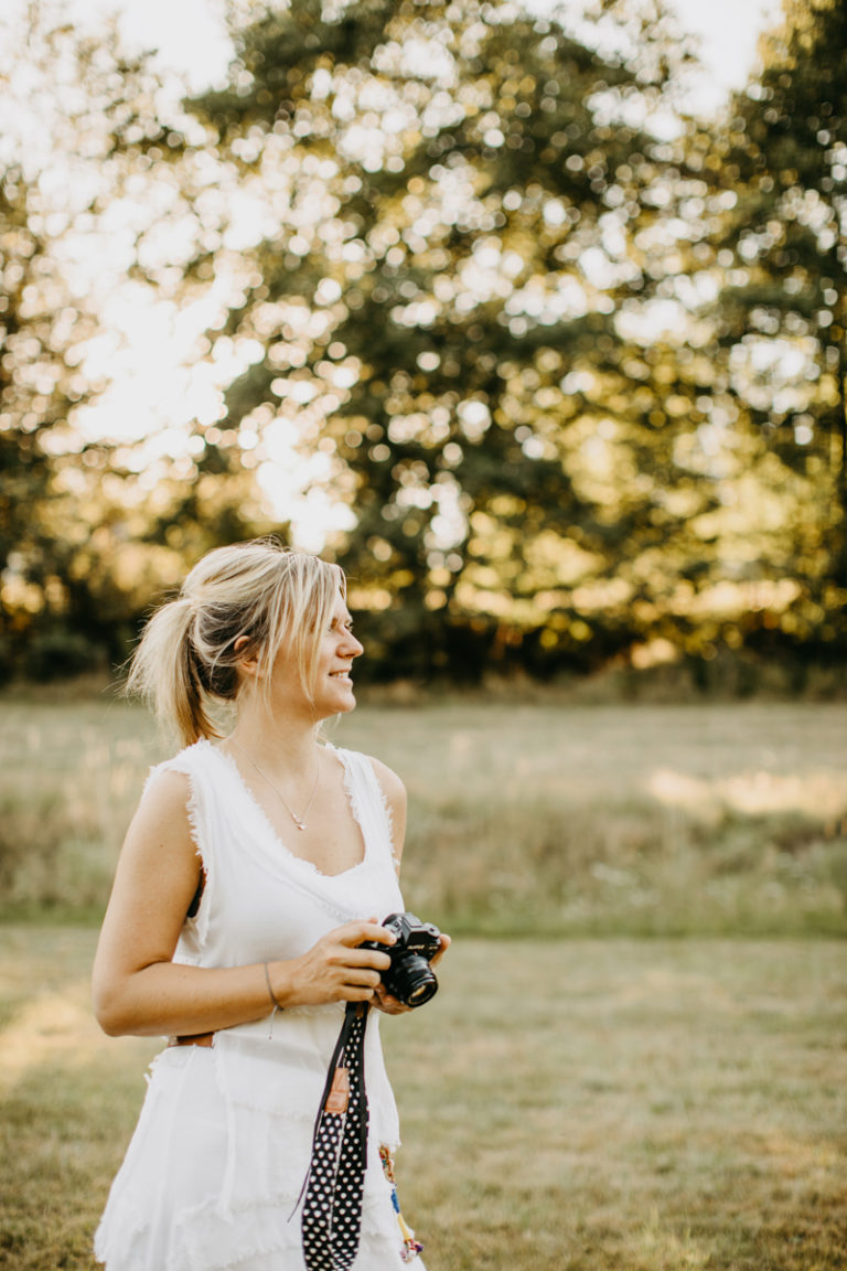 Reiseheldin Eva mit Kamera