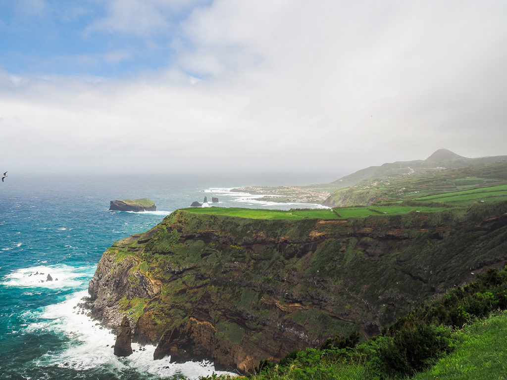 Aussichtspunkt auf São Miguel mit Blick auf Meer und Landschaft