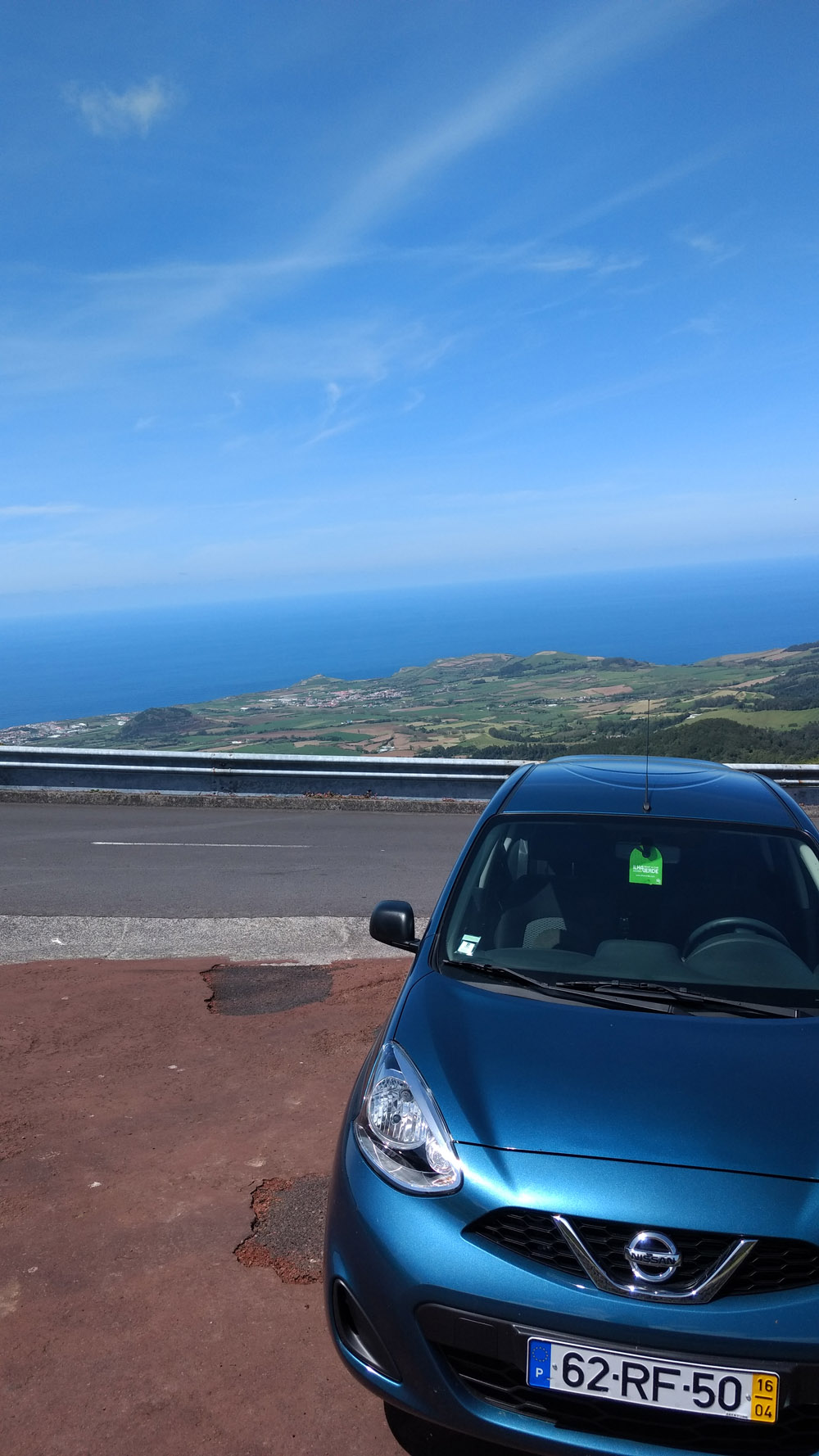 Mietwagen beim Roadtrip auf der Azoren-Insel Sao Miguel