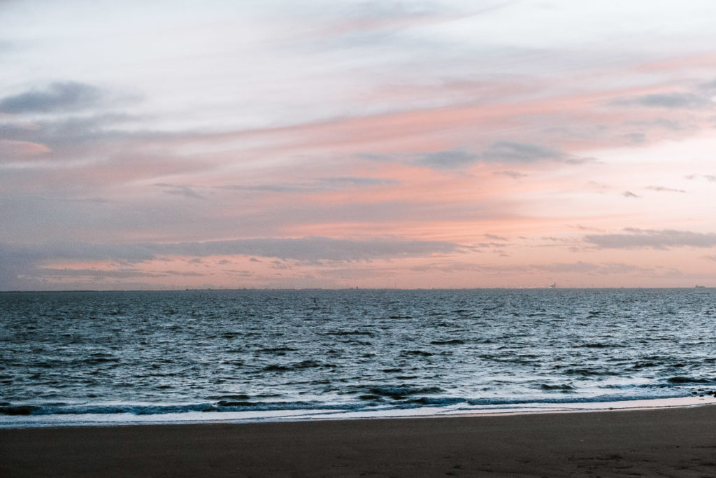 Farbenfroher Sonnenuntergang am Meer in Zoutelande – perfekte Kulisse für einen Urlaub in Holland alleine am Meer im Winter.