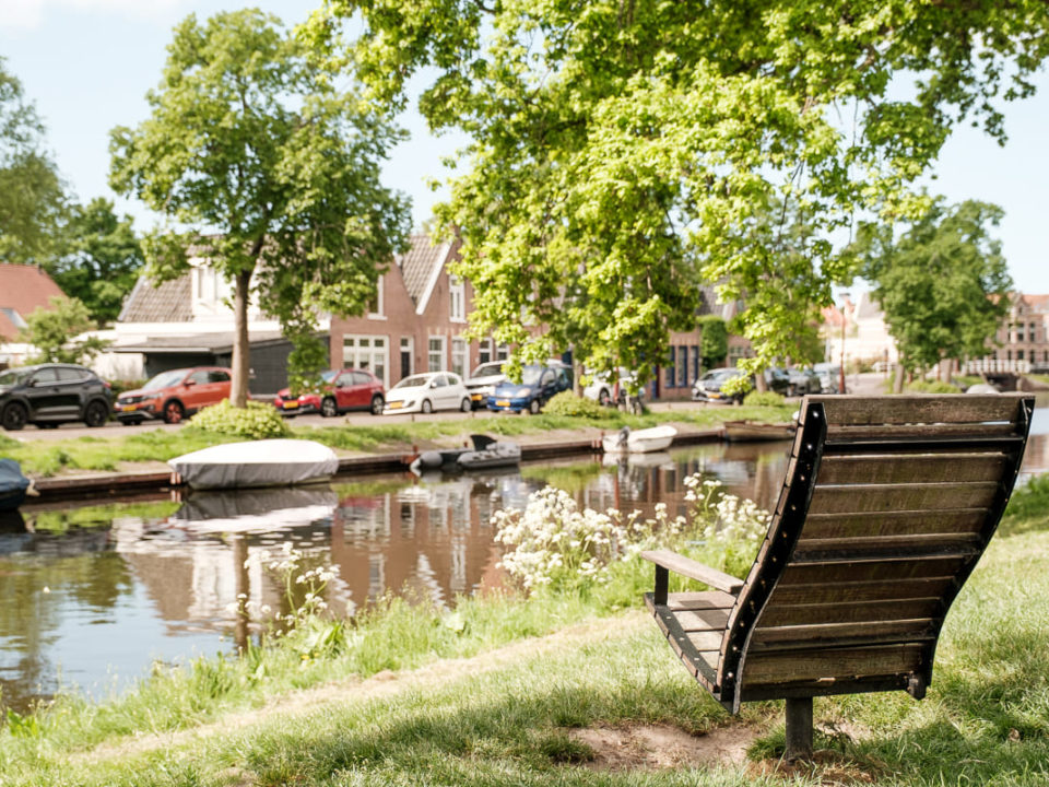 Reiseheldin – Alleinreisen als Frau in Holland – Alkmaar Sitzgelegenheit an einer grünen Gracht. Stadtbummel und Entspannung im Grünen der Stadt.