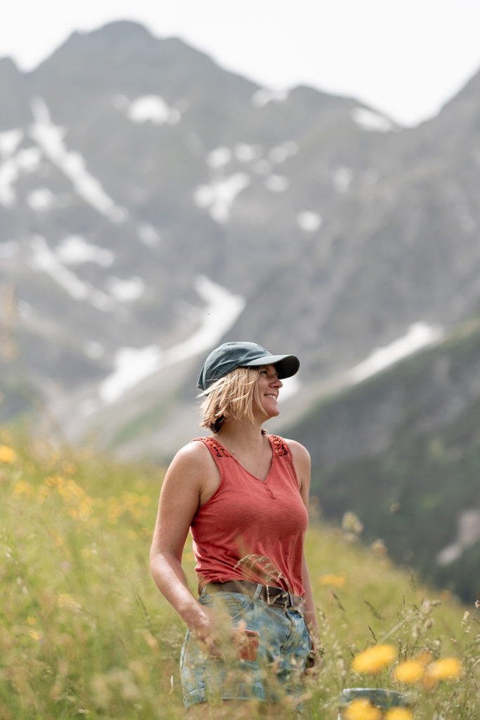Reiseheldin Eva Backes in den Bergen – Slow Travel Reiseinspiration für Naturverbundenheit und Gelassenheit.