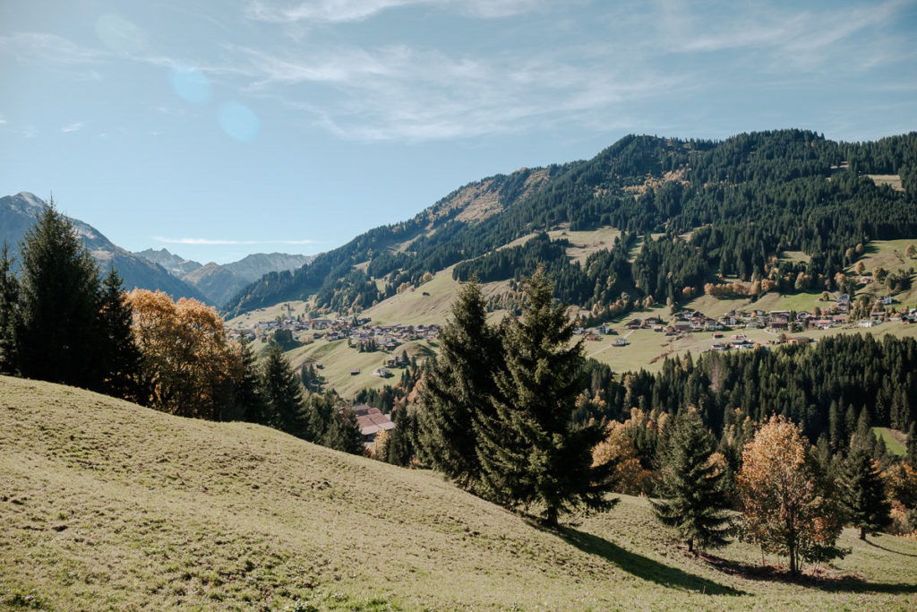 Wanderung im herbstlichen kleinwalsertal von der Gipfelstation Kanzelwand über Alpe Kuhgehren zurück ins Tal -ideal für ruhige Solo-Auszeiten und Slow-Travel-Reisen.