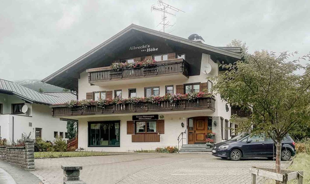 Außenansicht des Haus Albrecht´s Höhe in Riezlern im Kleinwalsertal bei herbstlicher Stimmung