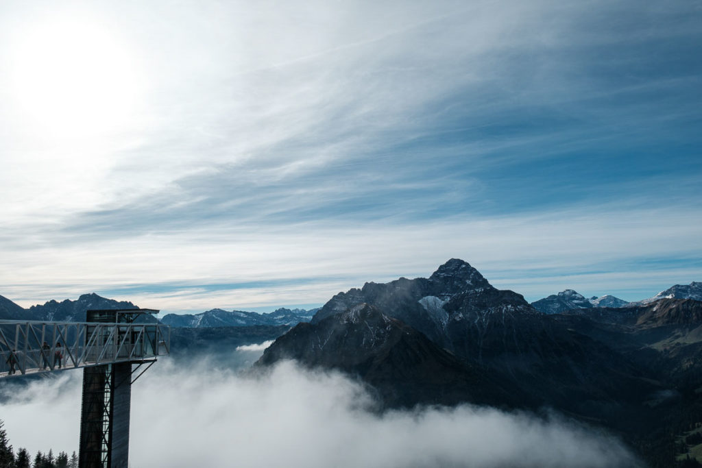 Aussicht vom Walmendingerhorn im herbstlichen Kleinwalsertal bei Sonne und Nebel.