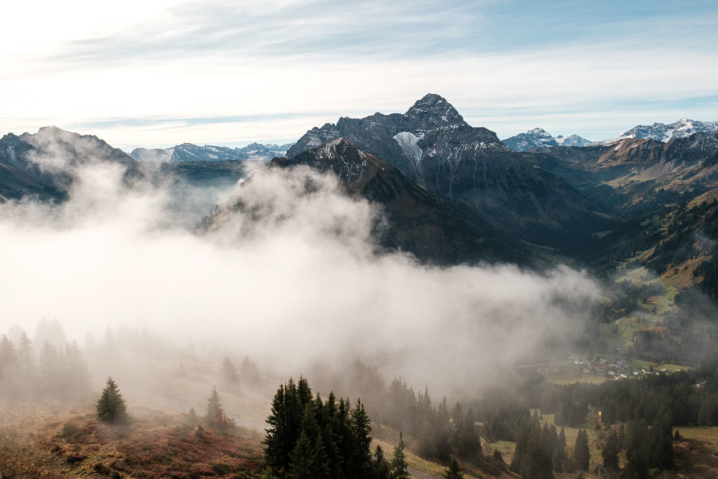 Aussicht vom Walmendingerhorn im herbstlichen Kleinwalsertal bei Sonne und Nebel.