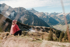 Aussicht bei der Wanderung von der Kanzelwand bis zur Alpe Kuhgehren im Kleinwalsertal mit goldenen Wäldern im Herbst