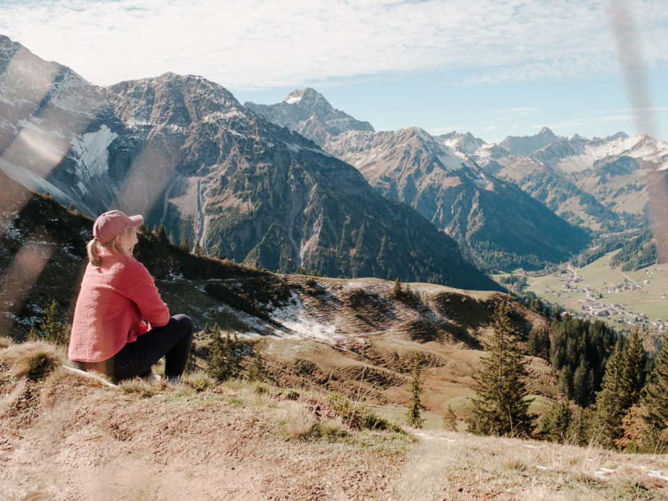 Aussicht bei der Wanderung von der Kanzelwand bis zur Alpe Kuhgehren im Kleinwalsertal mit goldenen Wäldern im Herbst