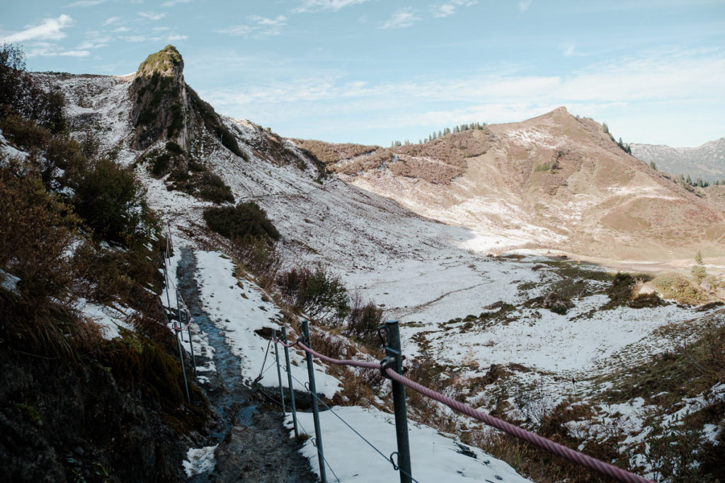 Wanderweg zur Alpe Kuhgehren im herbstlichen Kleinwalsertal