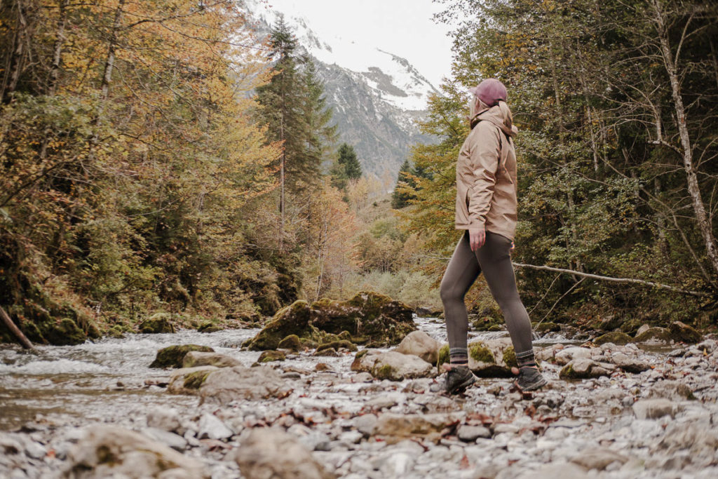 Herbstliche Wanderung entlang der Breitach im Kleinwalsertal mit Blick auf den Widderstein.