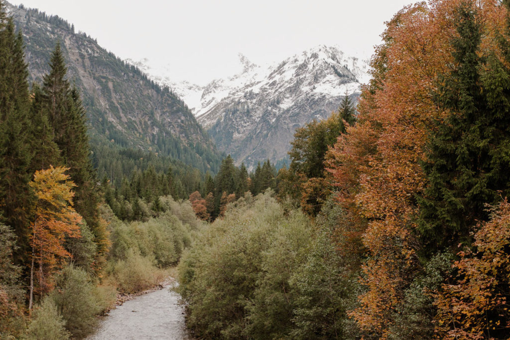 Landschaft im Herbst im Kleinwalsertal – ideal für ruhige Solo-Auszeiten und Slow-Travel-Reisen.