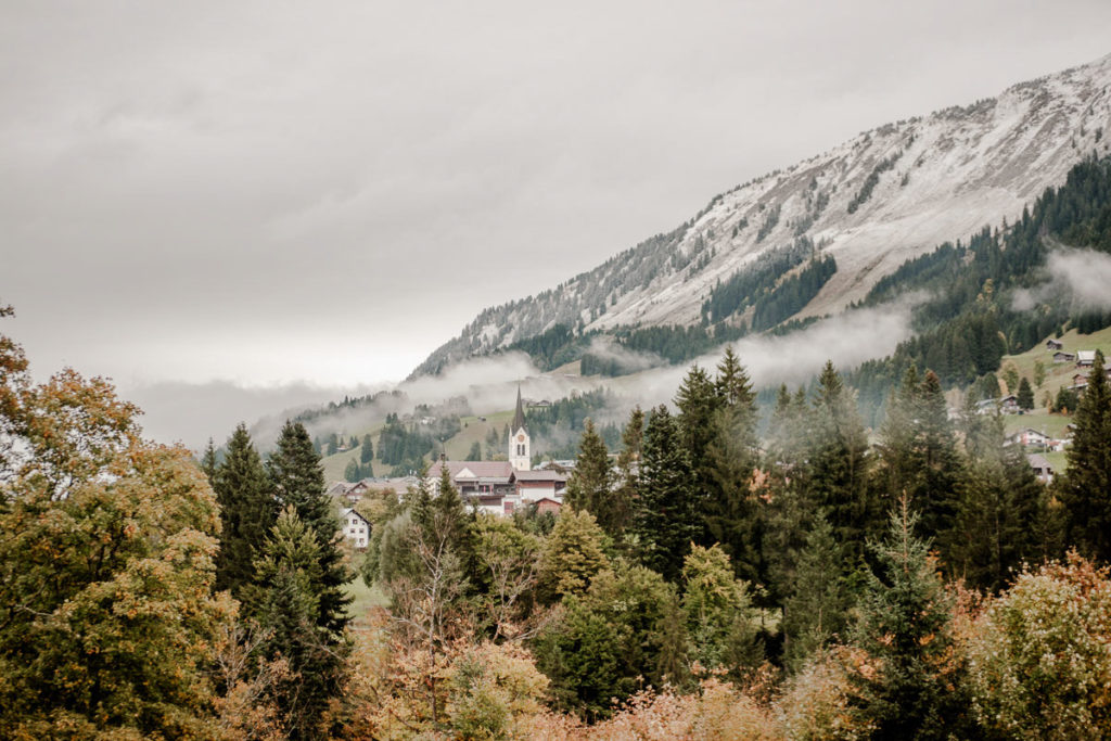 Ausblick des Haus Albrechtshöhe in Riezlern im Kleinwalsertal bei herbstlicher Stimmung
