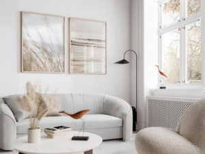 Bildergalerier mit Meer- und Gräsermotiv als harmonisches Wandbild-Set im hellen Wohnzimmer