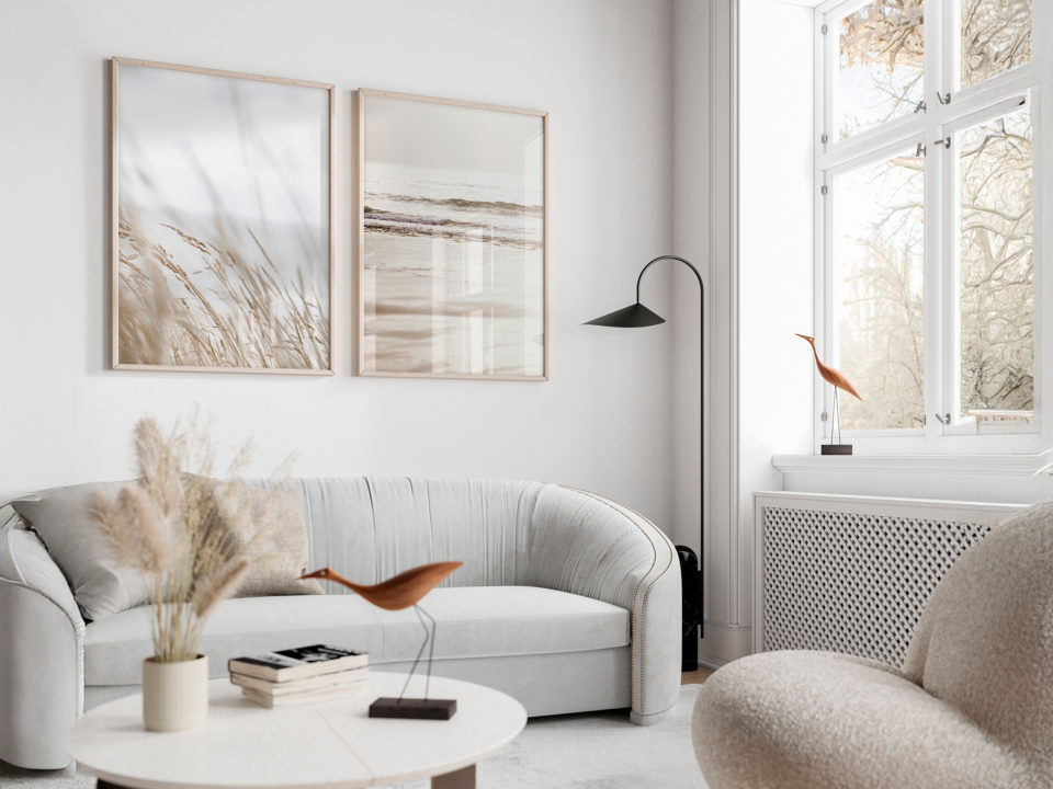 Bildergalerier mit Meer- und Gräsermotiv als harmonisches Wandbild-Set im hellen Wohnzimmer