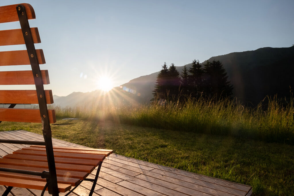 Terasse mit Ausblick auf den Sonnenaufgang in den Bergen