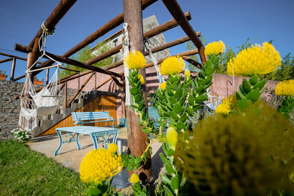 Außenbereich eines Ferienhaus auf Madeira für alleinreisende Frauen mit Bänken und Hängesessel
