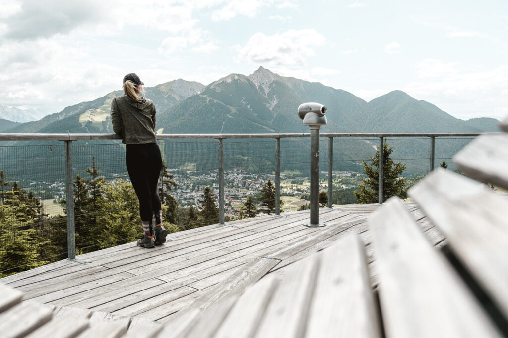 Aussichtsplattform am Brunschkopf mit Blick auf die Berge bei Seefeld in Tirol