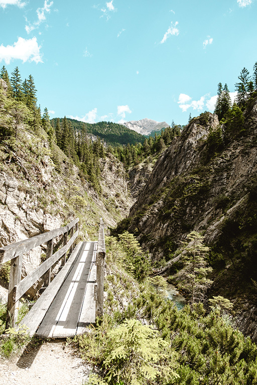 Brücke und Felsen in der Gleirschklamm bei Scharnitz nahe Seefeld