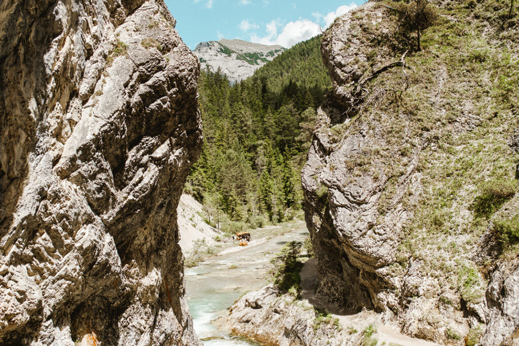 Wasserlauf zwischen den Felsen in der Gleirschklamm