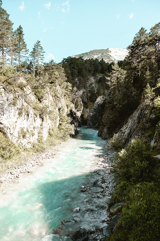 Wasserlauf und Felsen in der Gleirschklamm bei Scharnitz nahe Seefeld