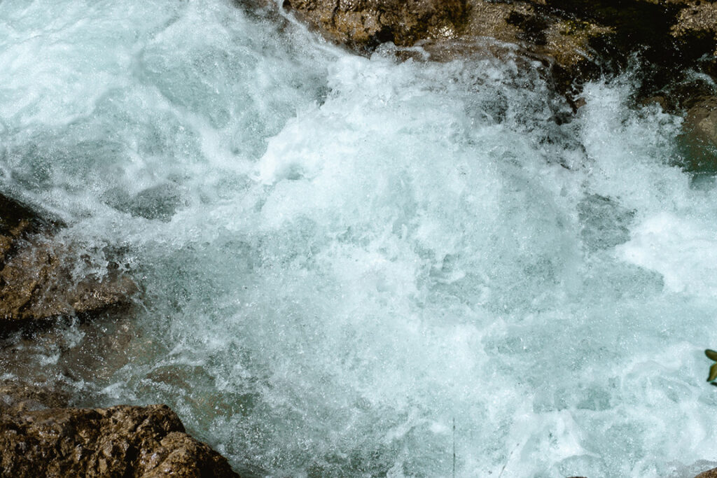 Klares Wasser zwischen Felsen in der Gleirschklamm bei Seefeld