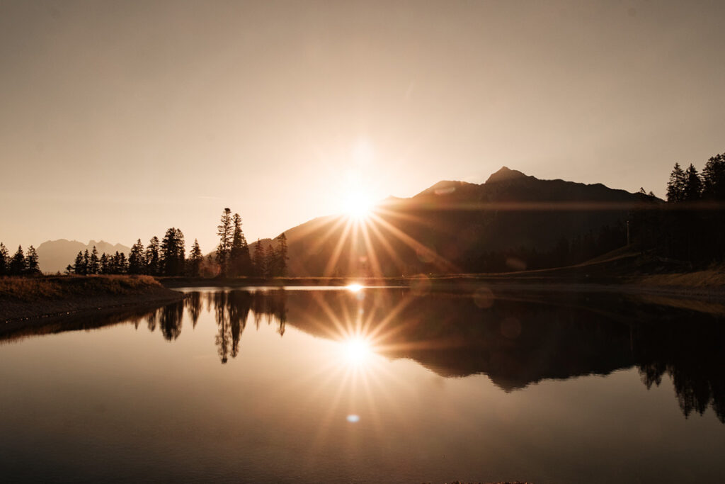 Sonnenaufgang über den Bergen am Gschwandtkopf bei Seefeld in Tirol