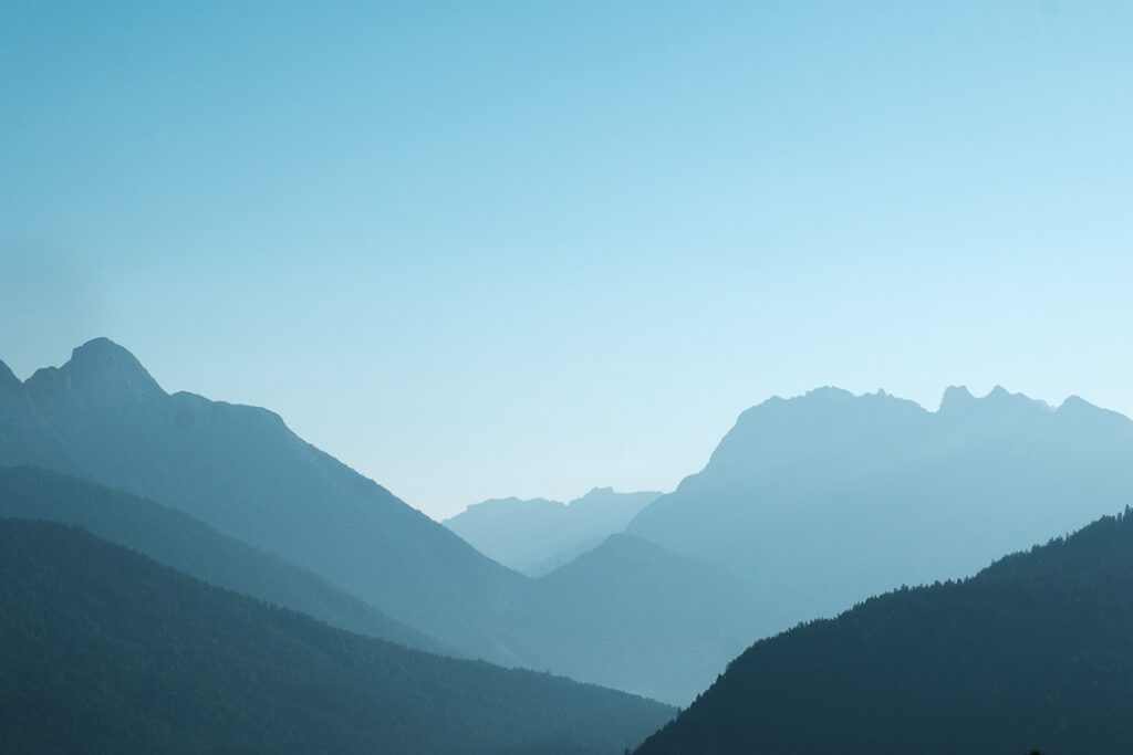 Sonnenaufgang über den Bergen am Gschwandtkopf bei Seefeld in Tirol mit Blick auf das Bergpanorama