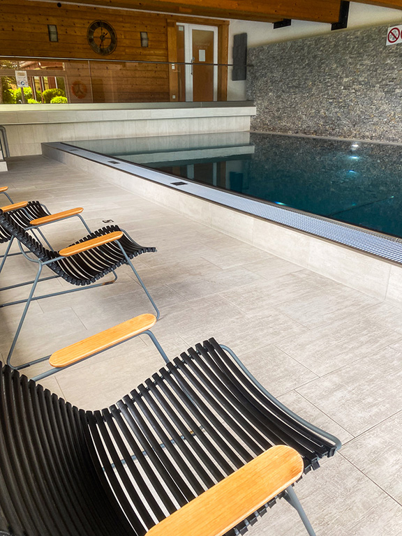 Poolbereich im Hotel Charlotte in Seefeld