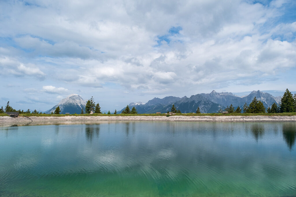 Kaltwassersee mit Bergpanorama oberhalb von Seefeld in Tirol