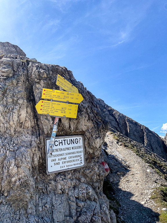 Hinweisschilder und Wegweiser beim Start des Aufstiegs zur Reither Spitze