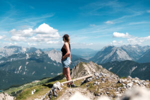 Alleinreisende Frau beim Wandern in den Bergen rund um Seefeld