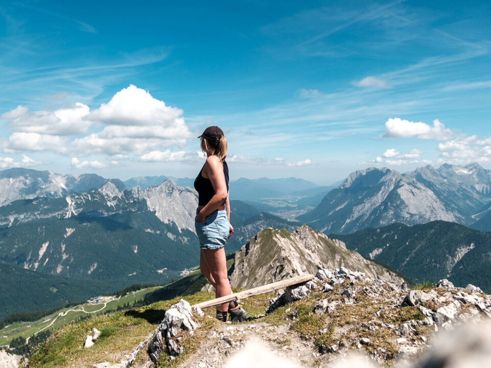 Alleinreisende Frau beim Wandern in den Bergen rund um Seefeld