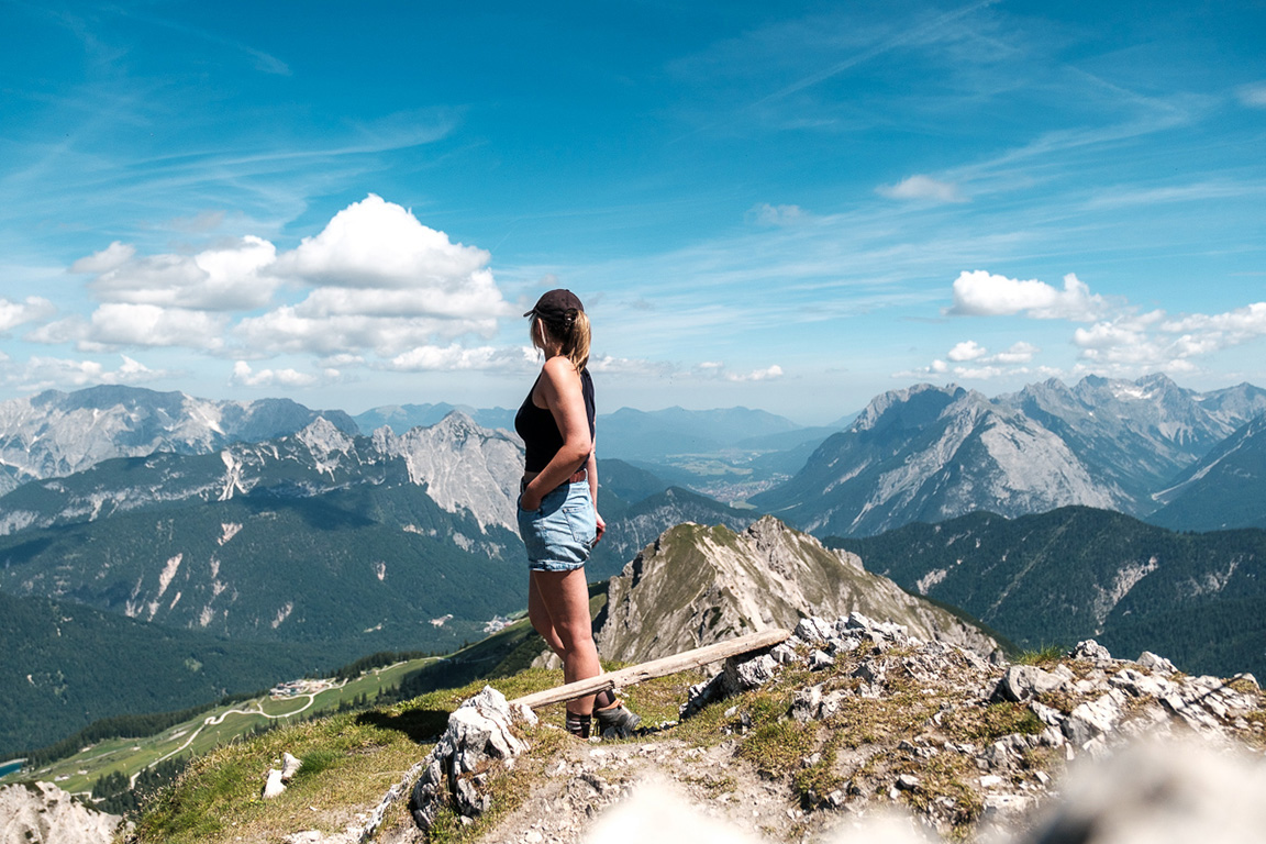 Alleinreisende Frau beim Wandern in den Bergen rund um Seefeld