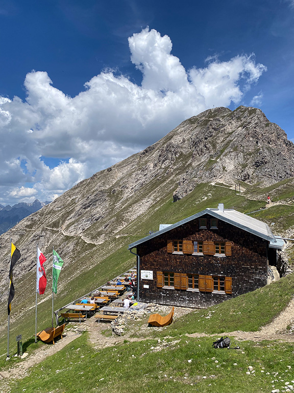 Blick auf die Nördlinger Hütte nach dem Abstieg von der Reither Spitze