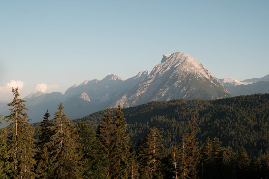 Weite Alpenlandschaft beim Wandern in Seefeld in Tirol