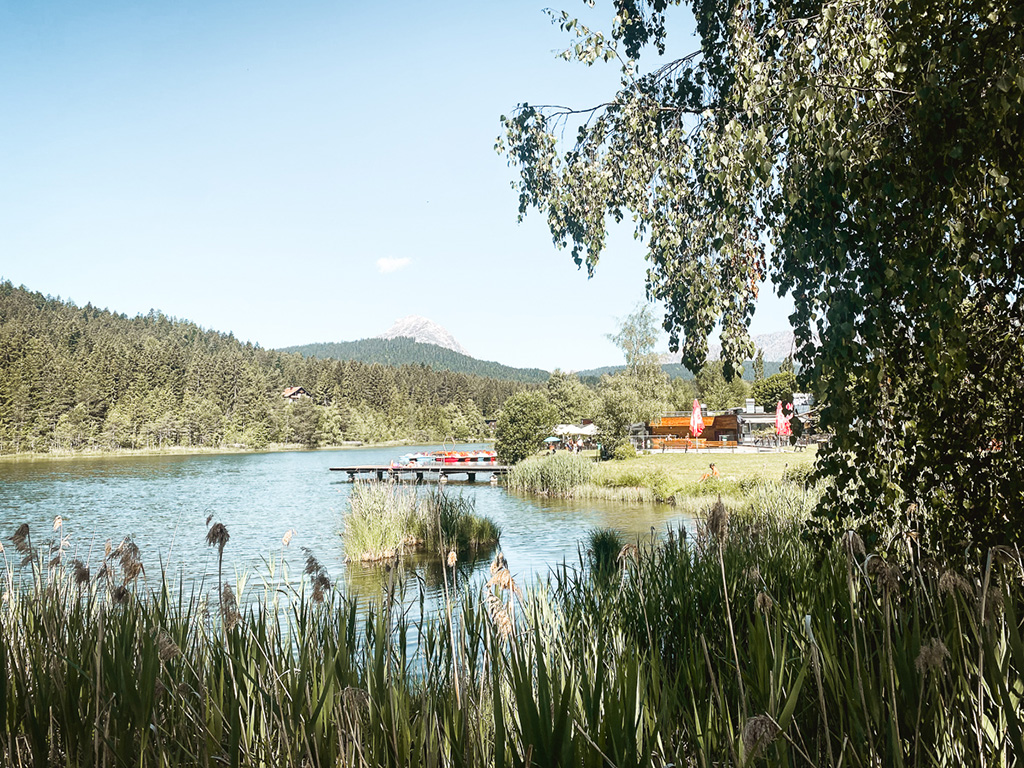 Wildsee bei der Strandperle mit Bergblick in Seefeld in Tirol