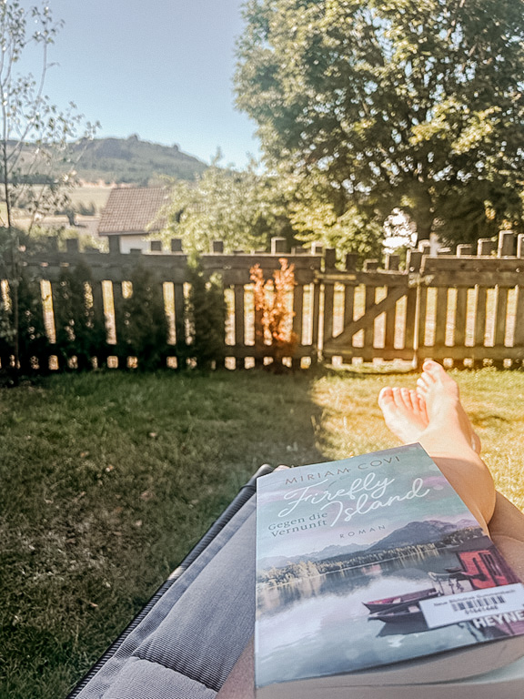 Blick von der Liege mit Buch in den Garten und auf die Sauerländer Landschaft
